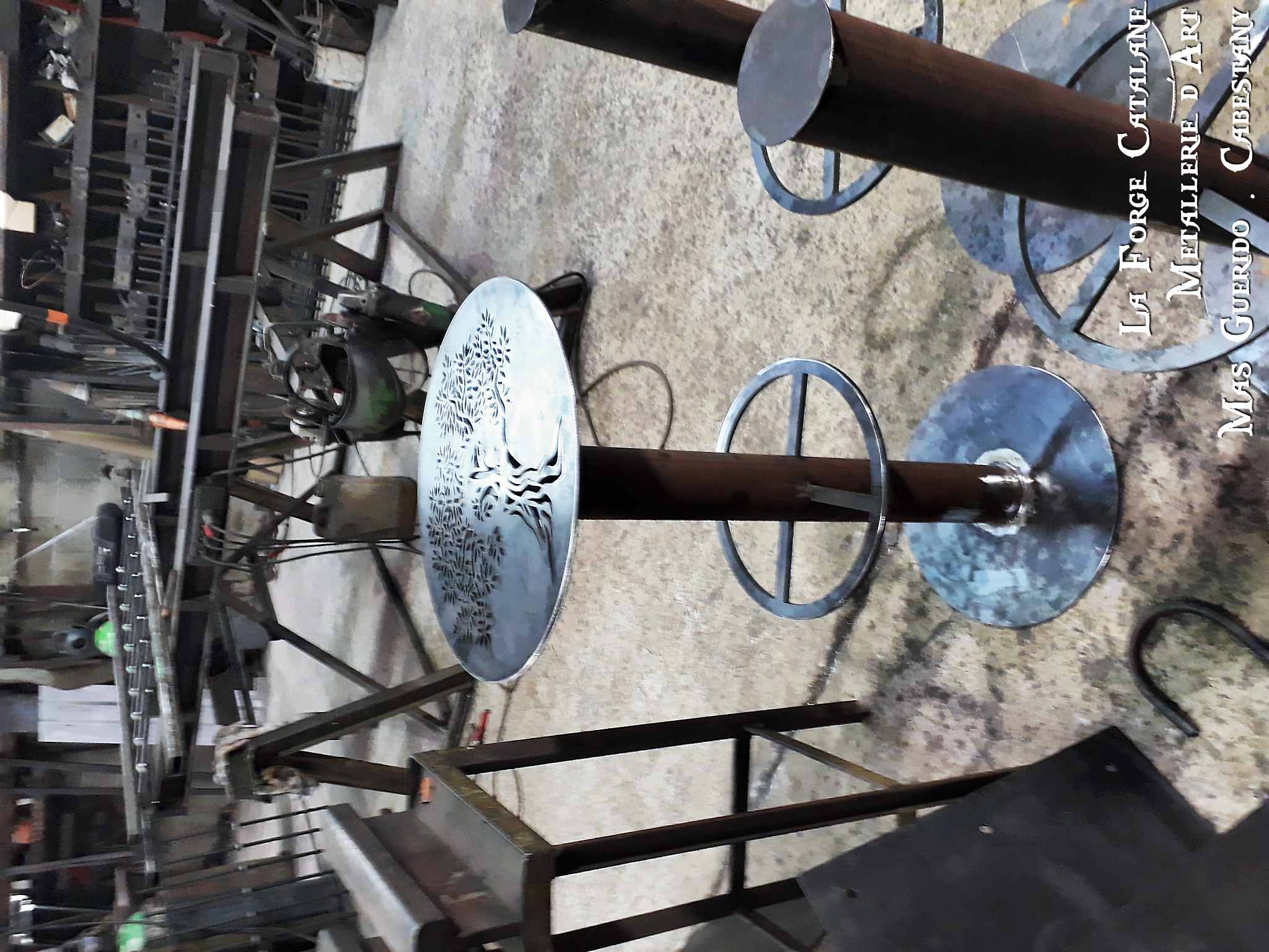 tabouret industriel decoupe laser forge catalane.jpg